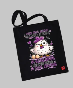 "Bolsa de tela negra con ilustración de una gallina y frase en gallego sobre el empoderamiento y retranca."