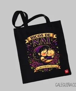 "Bolsa de tela negra con ilustración tradicional gallega de una madre besando a su bebé y la frase 'Bicos de Nai' y 'O mellor remedio para calquera mal'."