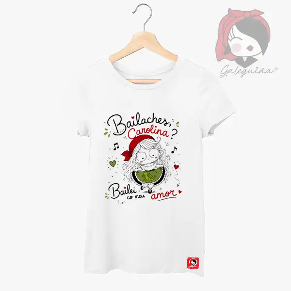 Camiseta branca de moza marca Galeguiña con ilustración de "Bailaches Carolina" nunha poxa de madeira