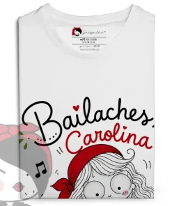 Detalle do deseño textil da camiseta "Bailaches, Carolina?" dobrada amosando o pescozo e a etiqueta de Galeguiña.